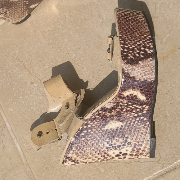 BCBG suede snake heels - Picture 4 of 9